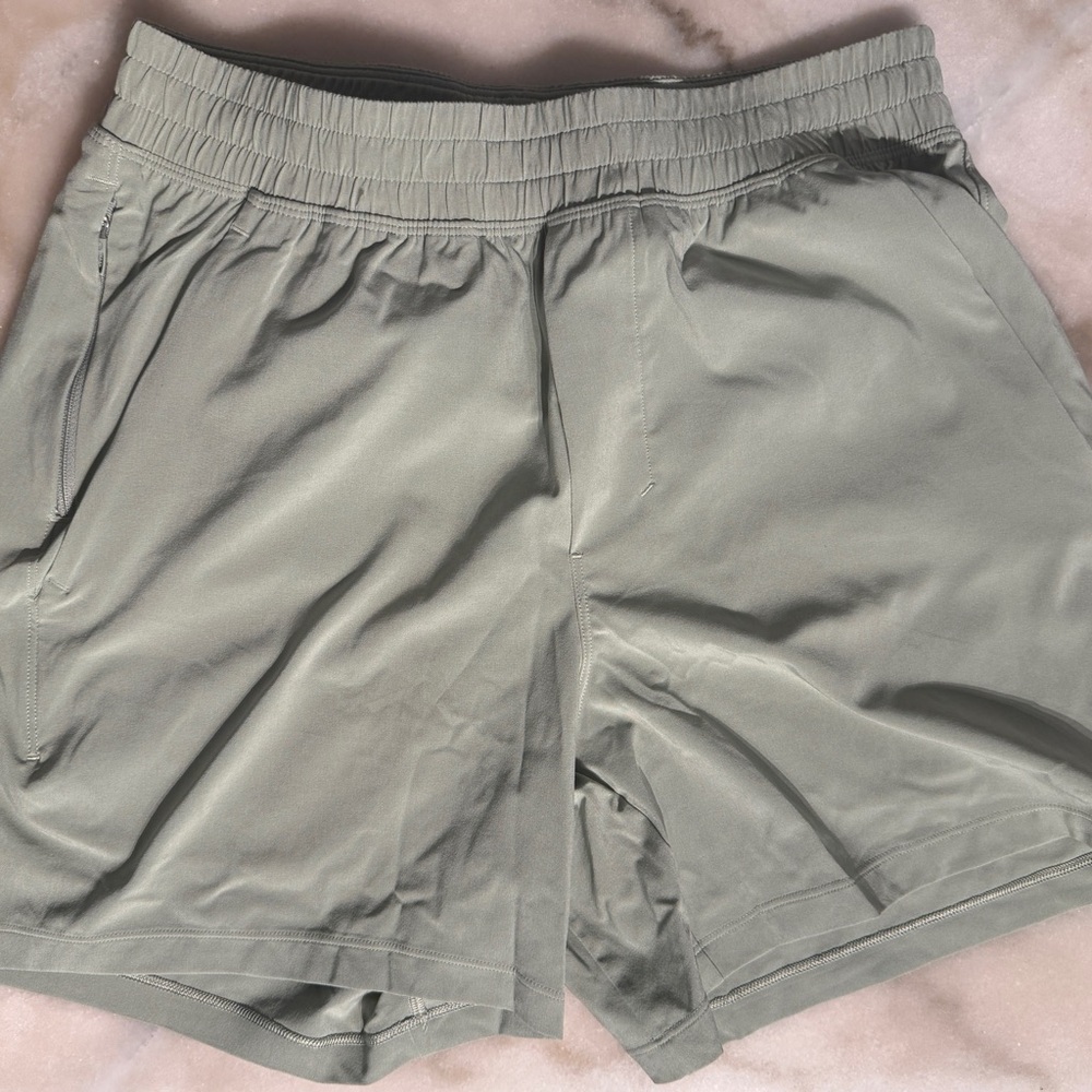 Lululemon men’s shorts new with tates